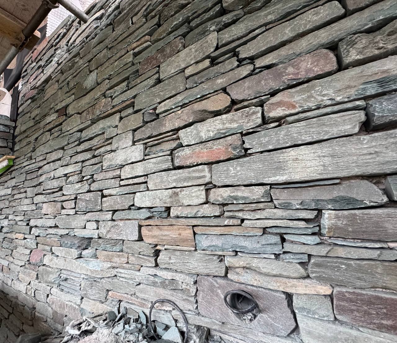 Close-up natural slate stonewalling by Sam Shaw Kilburn Stonework Ltd